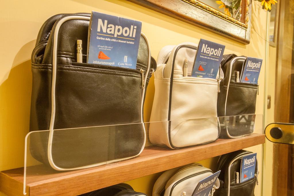 B&B L'Alloggio Dei Vassalli Napoli Bagian luar foto
