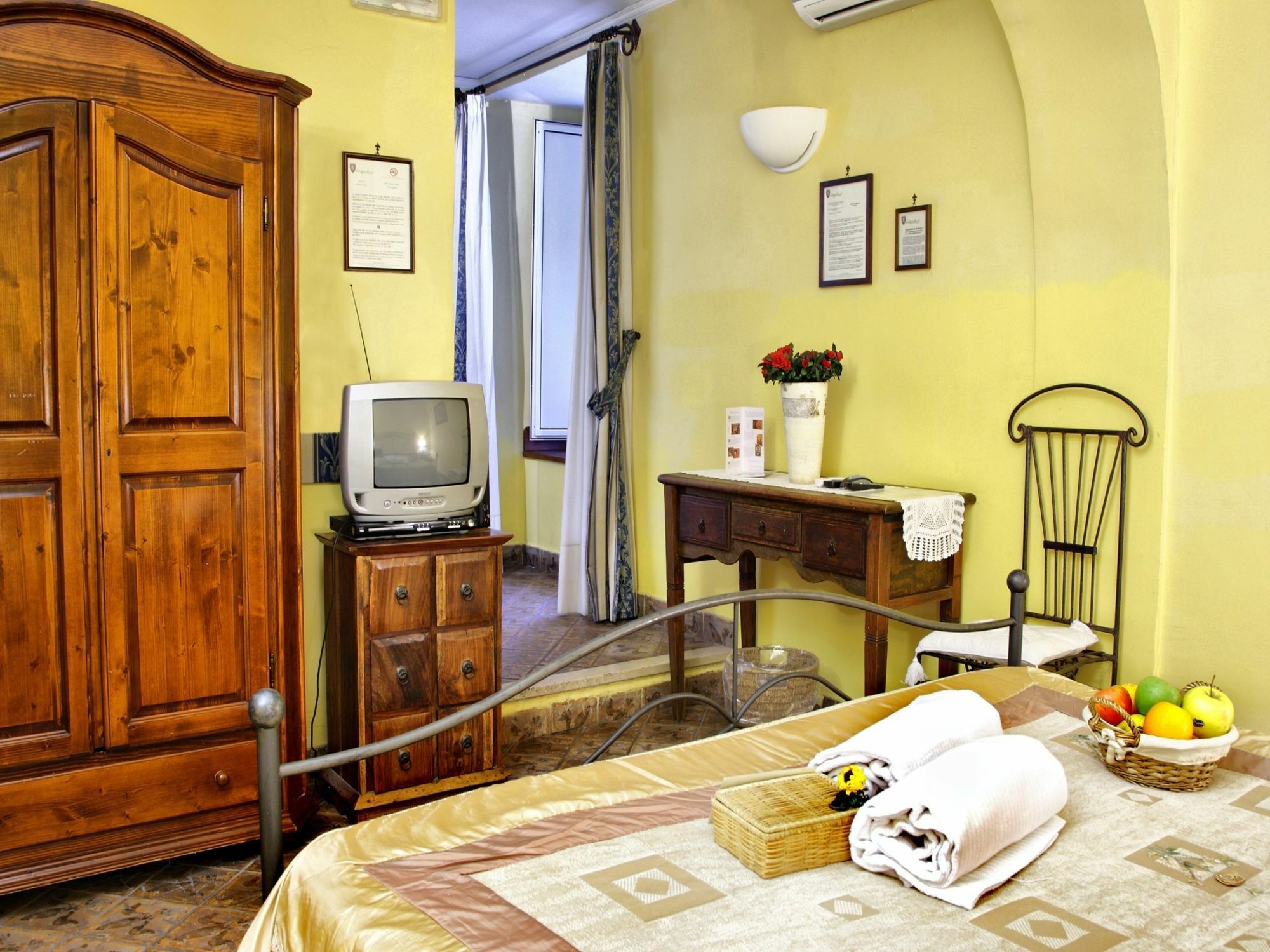 B&B L'Alloggio Dei Vassalli Napoli Bagian luar foto